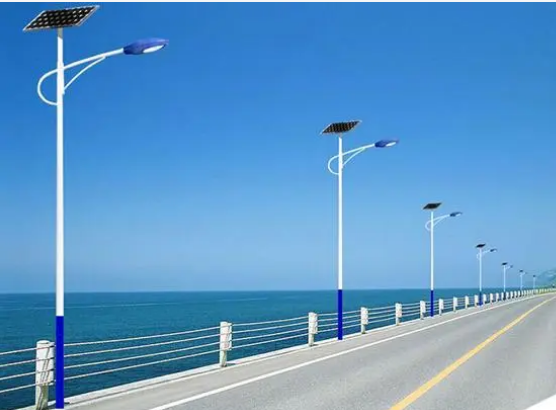 太阳能LED路灯的成本与传统路灯哪个高?